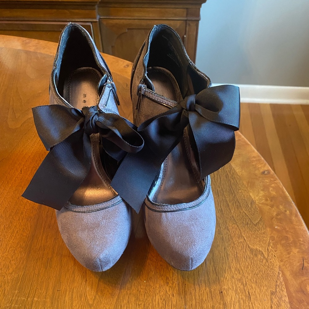#3. Size 7, 4 inch Grey heels with black bow